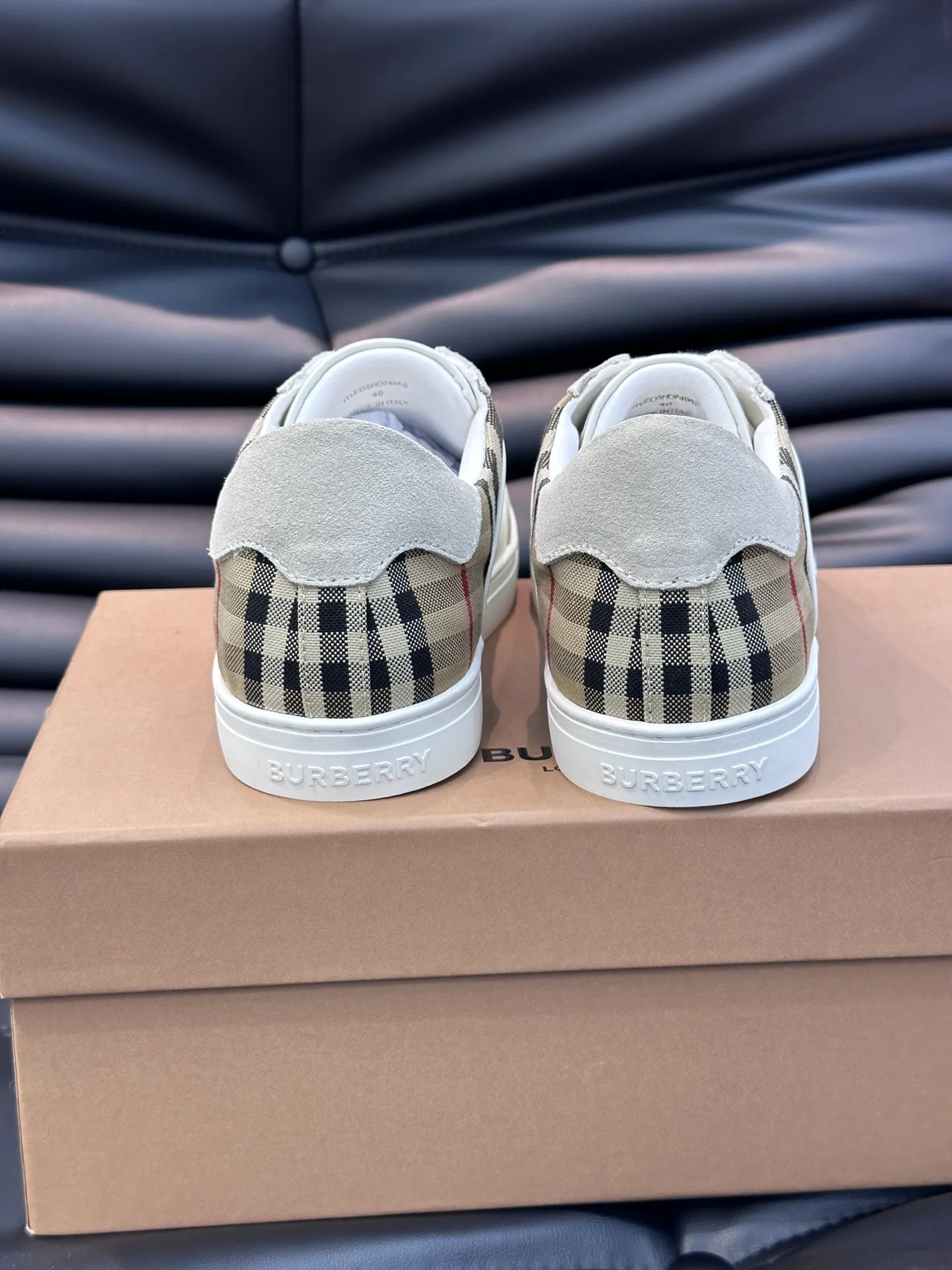 Men's shoes 💰p380 Men's classic low-top sneakers from "burberr*" are reinterpreted with Vintage retro plaid cotton and cowhide materials, and are decorated with a new brand logo. First-layer sheepskin lining, embossed Burberry lettering logo on the heel, T men's shoes 💰pU original outsole! Size: 38-44 (45 46 customized)